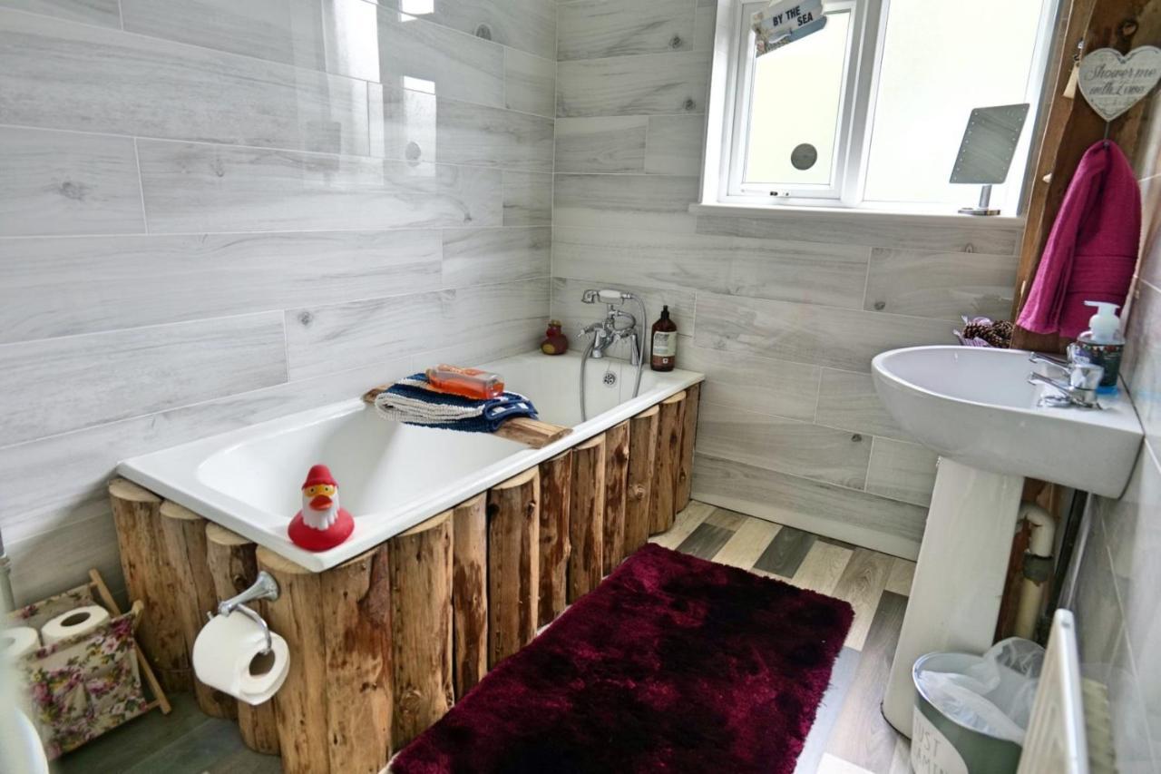 Chalet Chateau By The Sea Sleeps 6!!